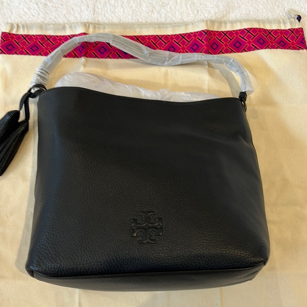 New Tory Burch Thea black pebbled leather hobo bag. (13x11x6)